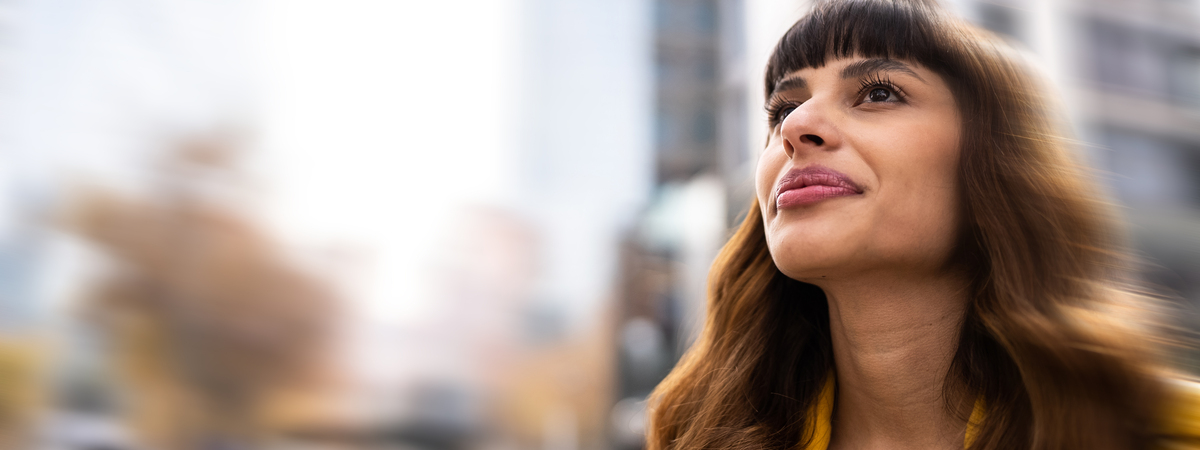 Jeune femme contemplant le plein air