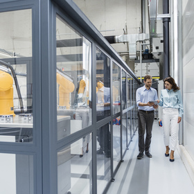 Homme d'affaires et femme ayant une réunion dans une entreprise de haute technologie